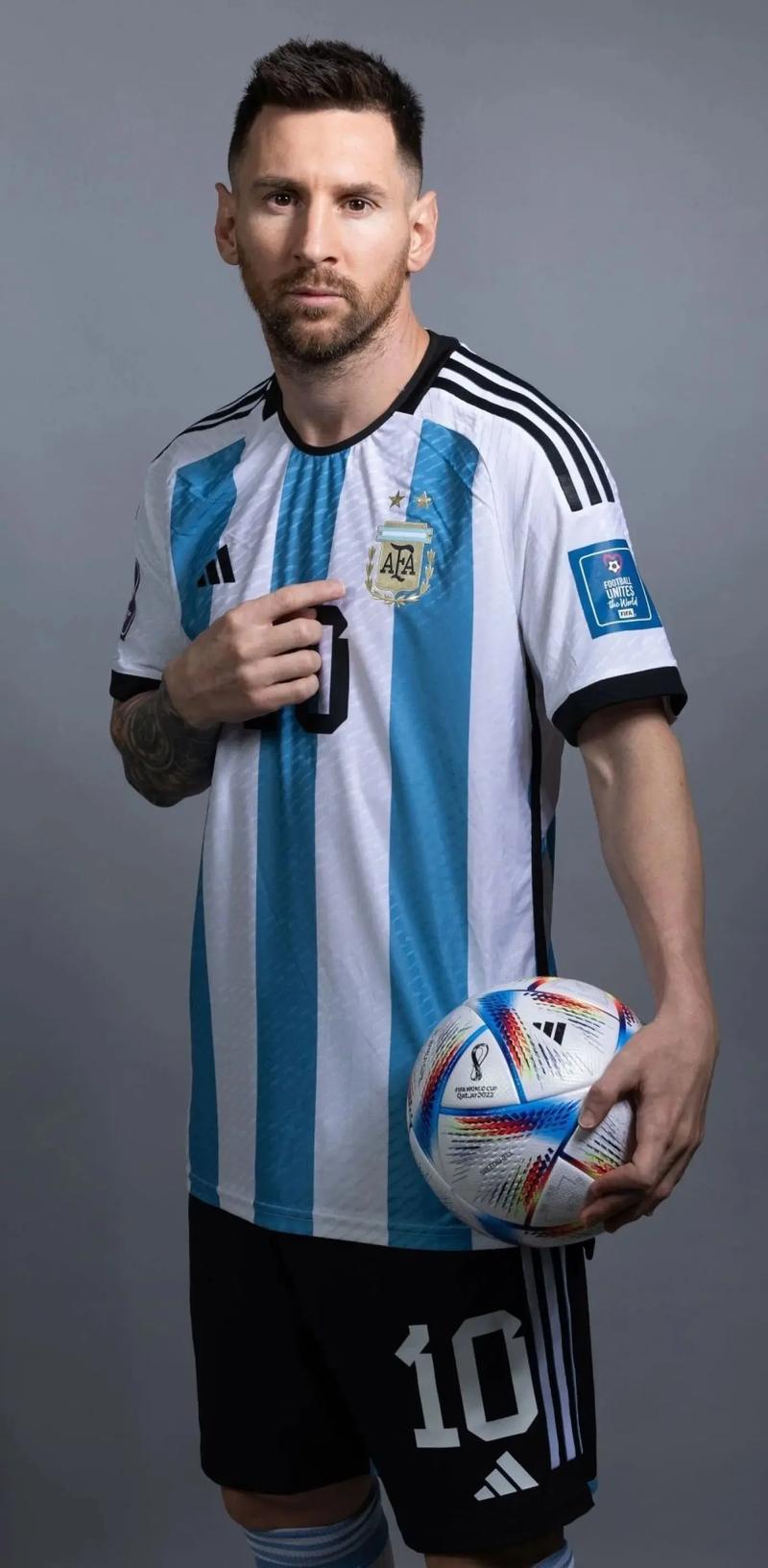 埃基蒂克助攻涉手球争议，主裁观看VAR核查