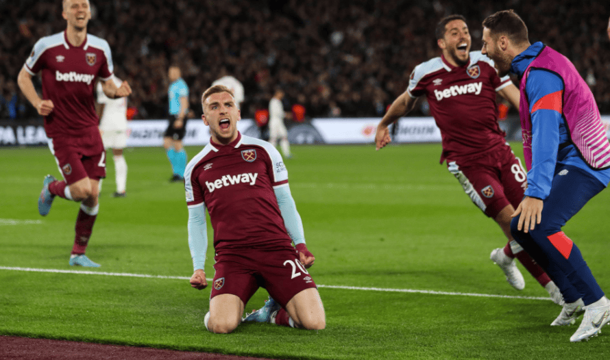 网友在梅西夜访诺坎普时偶遇他，梅西还向镜头打了招呼