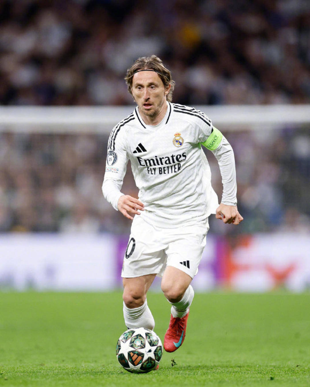 篮球湖人球员场上表现赢得媒体好评